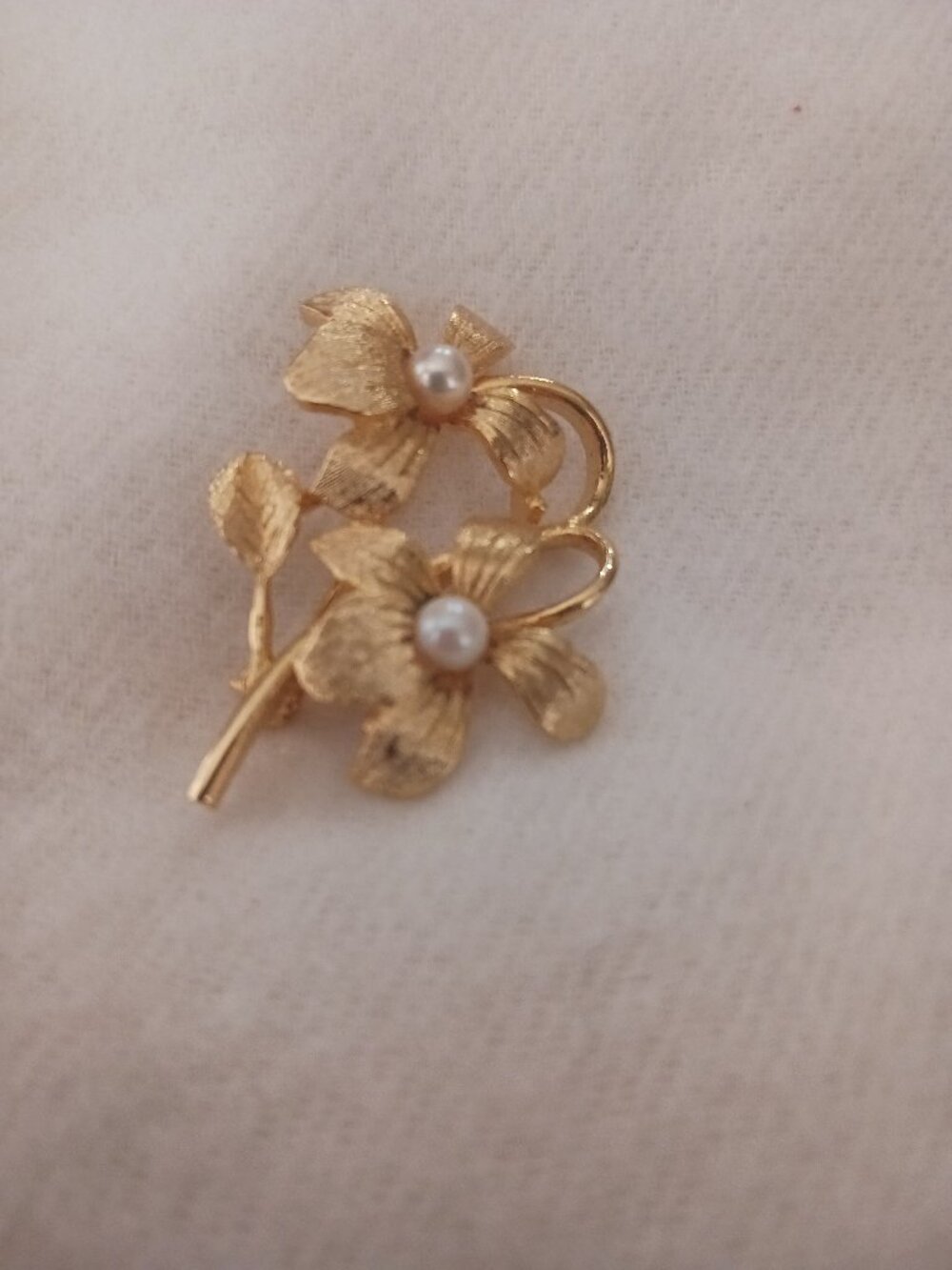 Gorgeous Mid Century Flower Brooch With Faux Pearl Flowers and Gold Leaf Tone